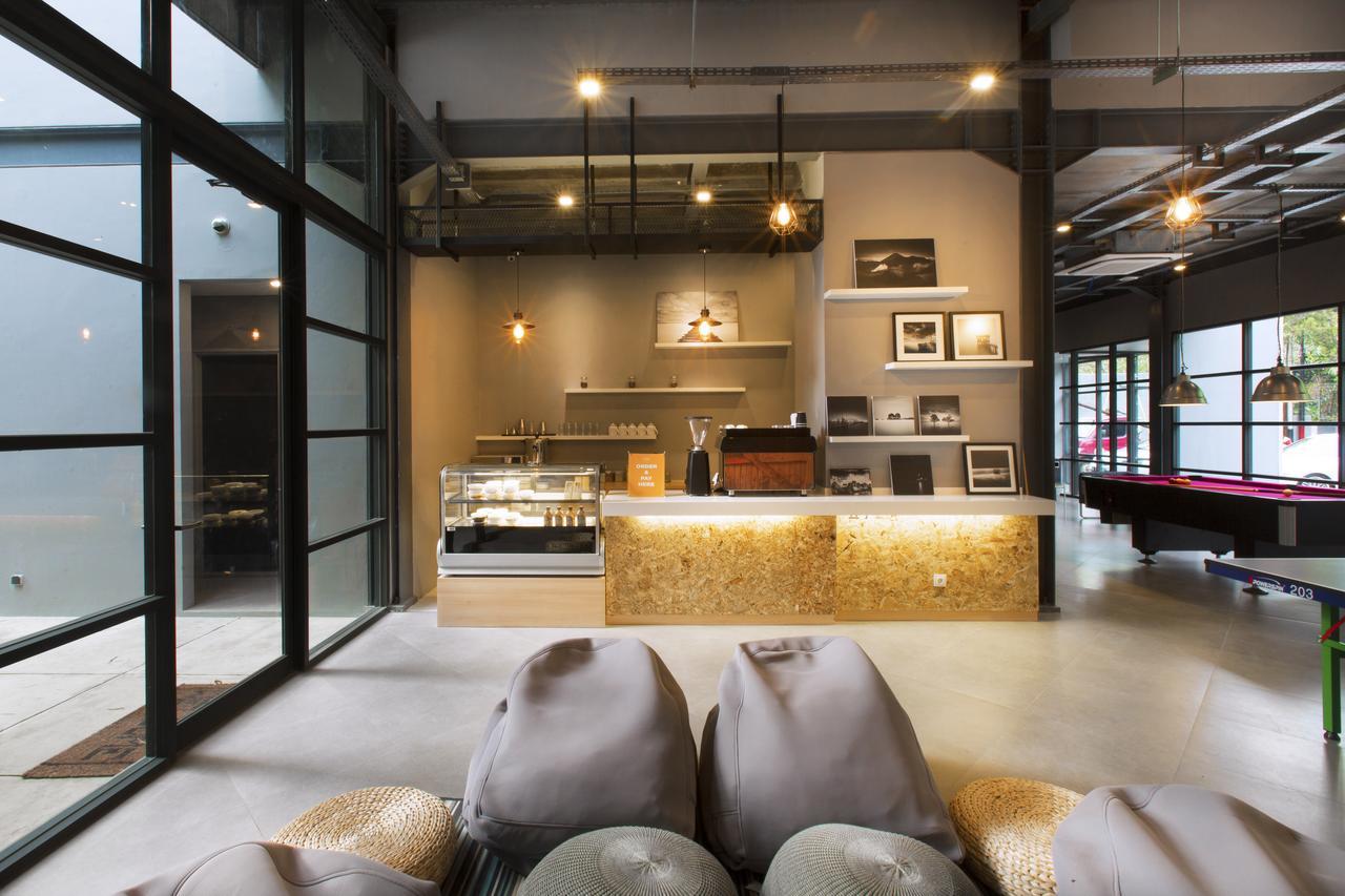 Nomad Hostel Kemang Jakarta Exterior foto